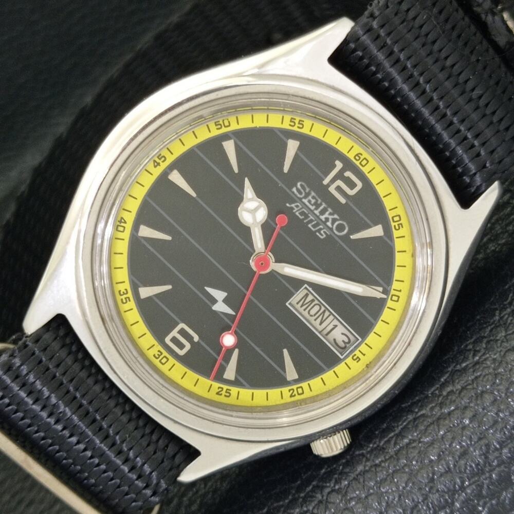 Vintage 1972 Seiko Automatic Mens Silver Watch W/daydate & Yellow accents